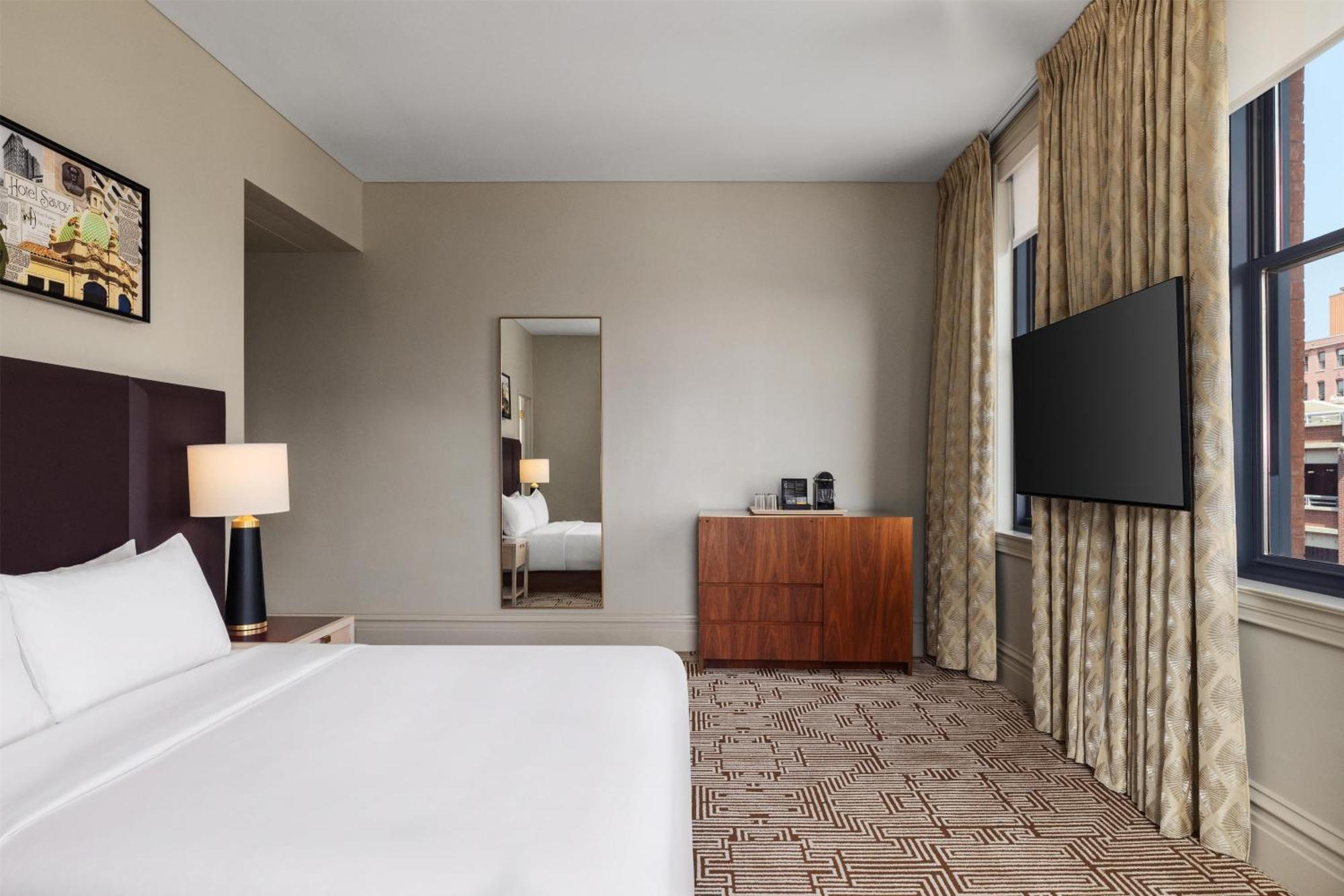 Corner King Room City View